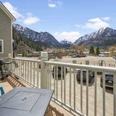 Spacious Serenity – Scenic Mountain Townhouse