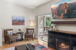 Rivers Edge Retreat – In-Town Townhouse - Image 3
