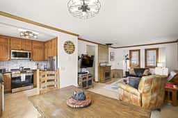 Spacious Serenity – Scenic Mountain Townhouse - Image 5