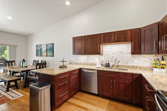 Rivers Edge Retreat – In-Town Townhouse - Image 5