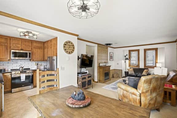 Spacious Serenity – Scenic Mountain Townhouse - Image 5