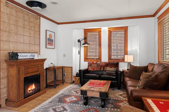 Spacious Serenity – Scenic Mountain Townhouse - Image 4