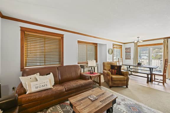 Spacious Serenity – Scenic Mountain Townhouse - Image 2