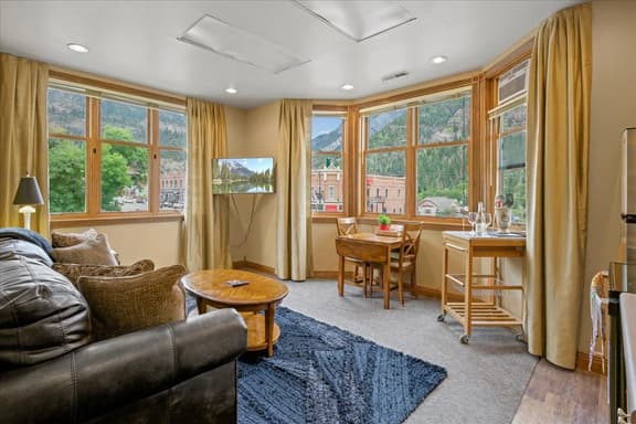 Main Street Lookout – Stunning Ouray Views - Image 1
