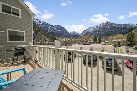 Spacious Serenity – Scenic Mountain Townhouse - Image 1
